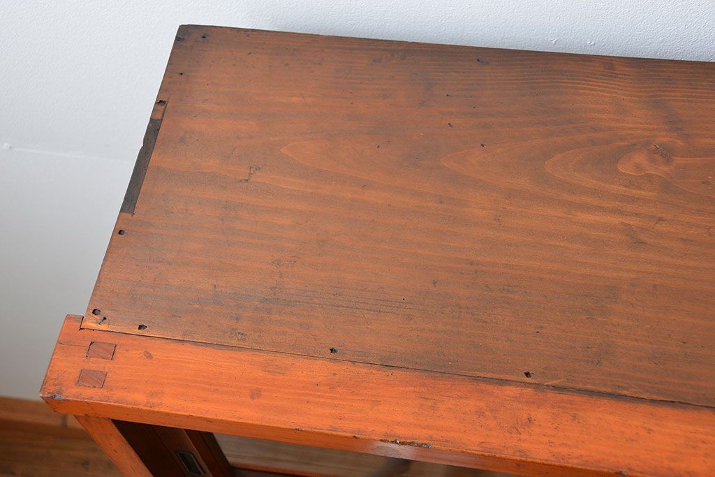 アンティーク家具　アンティーク 古い木の大振りな薄型収納棚(食器棚、飾り棚)