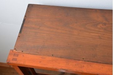 アンティーク家具　アンティーク 古い木の大振りな薄型収納棚(食器棚、飾り棚)