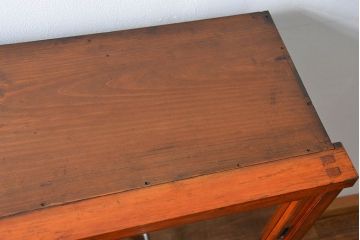 アンティーク家具　アンティーク 古い木の大振りな薄型収納棚(食器棚、飾り棚)