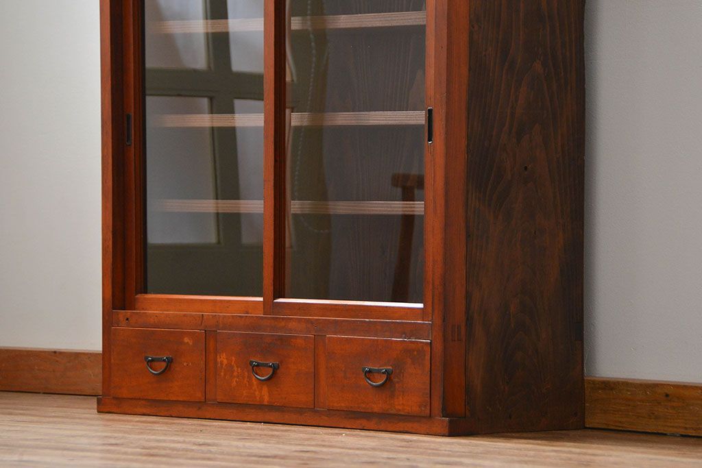 アンティーク家具　アンティーク 古い木の大振りな薄型収納棚(食器棚、飾り棚)