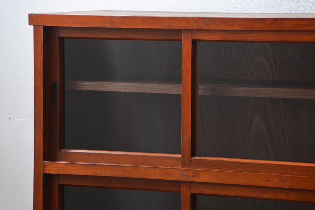 アンティーク家具　アンティーク 古い木の大振りな薄型収納棚(食器棚、飾り棚)