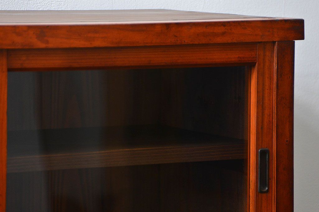 アンティーク家具　アンティーク 古い木の大振りな薄型収納棚(食器棚、飾り棚)