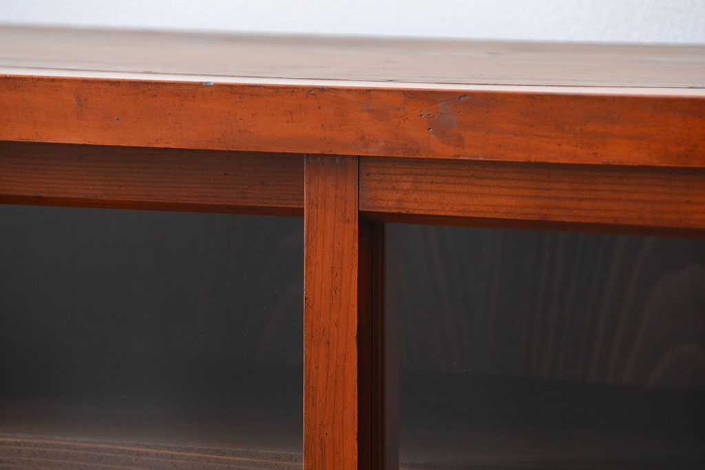 アンティーク家具　アンティーク 古い木の大振りな薄型収納棚(食器棚、飾り棚)