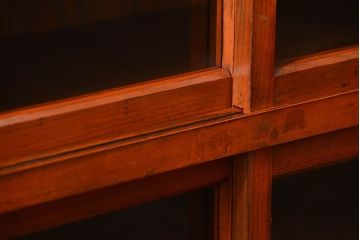 アンティーク家具　アンティーク 古い木の大振りな薄型収納棚(食器棚、飾り棚)