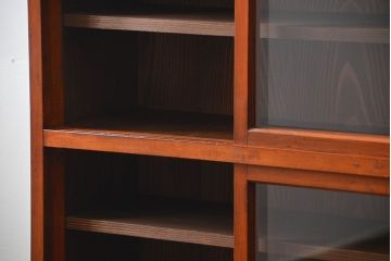 アンティーク家具　アンティーク 古い木の大振りな薄型収納棚(食器棚、飾り棚)