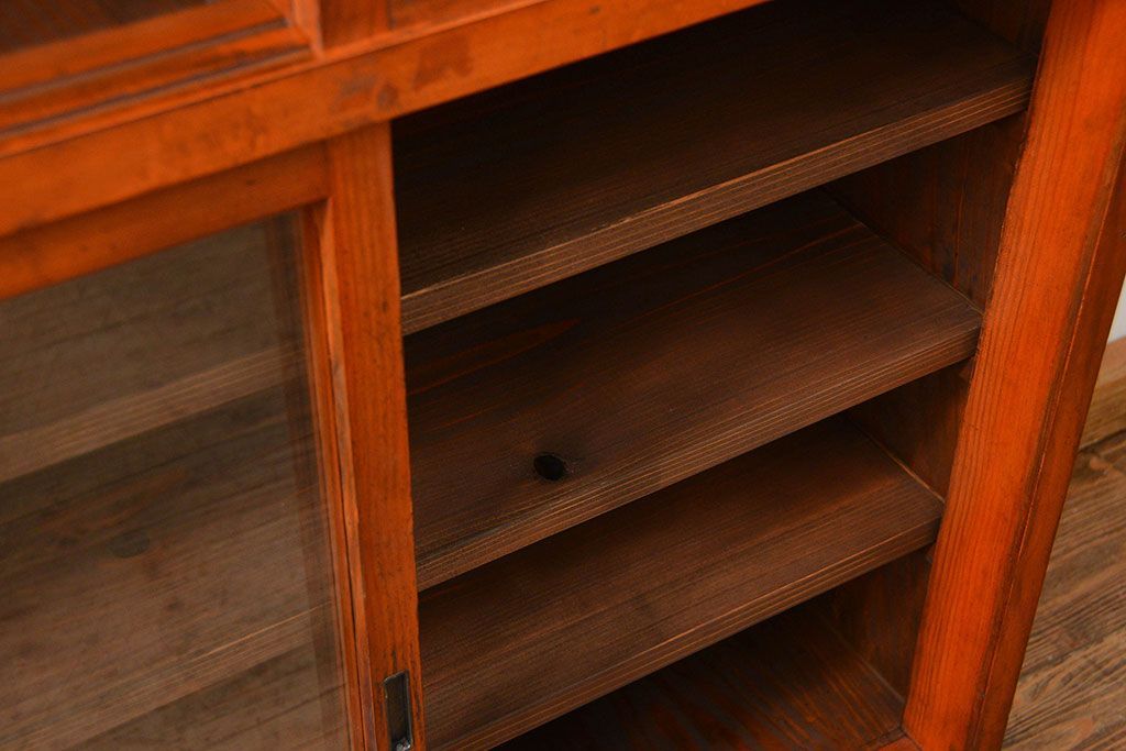 アンティーク家具　アンティーク 古い木の大振りな薄型収納棚(食器棚、飾り棚)