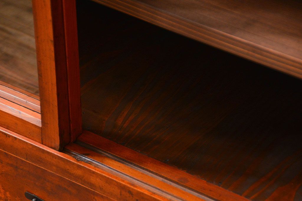 アンティーク家具　アンティーク 古い木の大振りな薄型収納棚(食器棚、飾り棚)