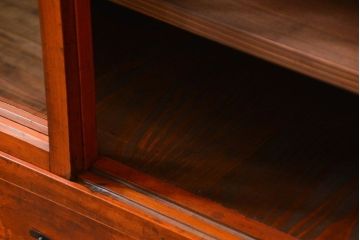 アンティーク家具　アンティーク 古い木の大振りな薄型収納棚(食器棚、飾り棚)