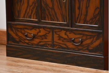 レトロ家具　昭和レトロ 小振りな黒柿杢目茶箪笥(収納棚)