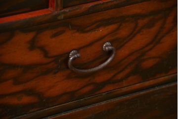 レトロ家具　昭和レトロ 小振りな黒柿杢目茶箪笥(収納棚)