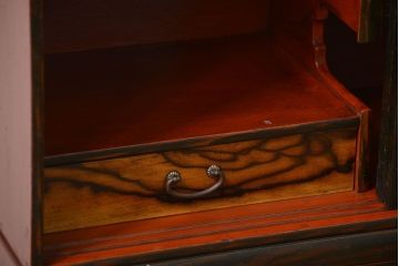 レトロ家具　昭和レトロ 小振りな黒柿杢目茶箪笥(収納棚)