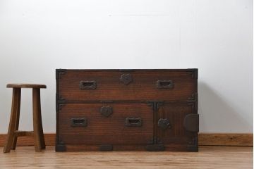 アンティーク家具　古民具・骨董 金具の立派な時代箪笥ローボード(2)(ローチェスト)