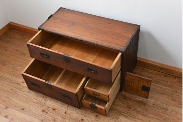 アンティーク家具　古民具・骨董 金具の立派な時代箪笥ローボード(2)(ローチェスト)