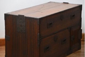 アンティーク家具　古民具・骨董 金具の立派な時代箪笥ローボード(2)(ローチェスト)