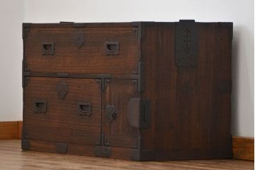 アンティーク家具　古民具・骨董 金具の立派な時代箪笥ローボード(2)(ローチェスト)