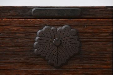 アンティーク家具　古民具・骨董 金具の立派な時代箪笥ローボード(2)(ローチェスト)