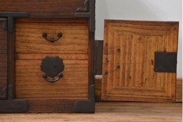 アンティーク家具　古民具・骨董 金具の立派な時代箪笥ローボード(2)(ローチェスト)