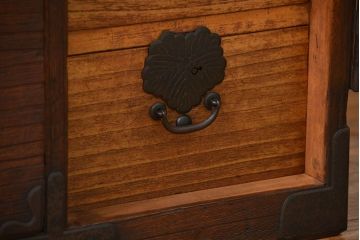 アンティーク家具　古民具・骨董 金具の立派な時代箪笥ローボード(2)(ローチェスト)