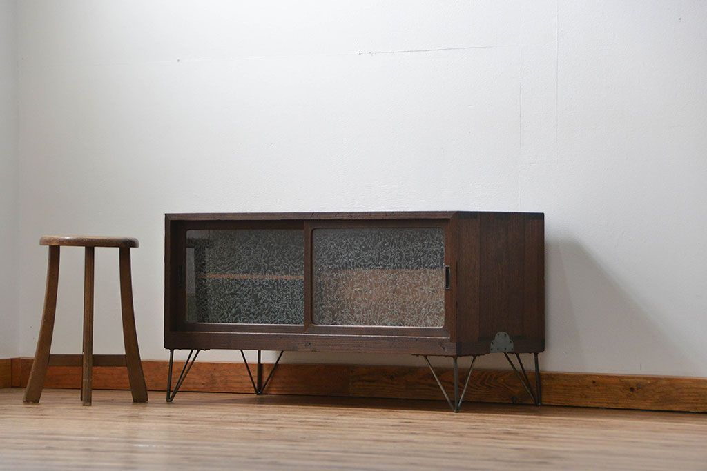 アンティーク家具　アンティーク 結霜ガラス入りの鉄脚ローボード(収納棚)