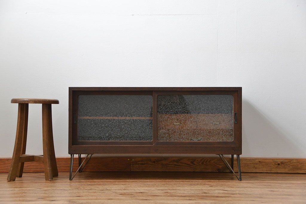 アンティーク家具　アンティーク 結霜ガラス入りの鉄脚ローボード(収納棚)