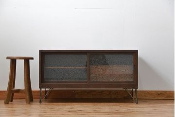 アンティーク家具　アンティーク 結霜ガラス入りの鉄脚ローボード(収納棚)