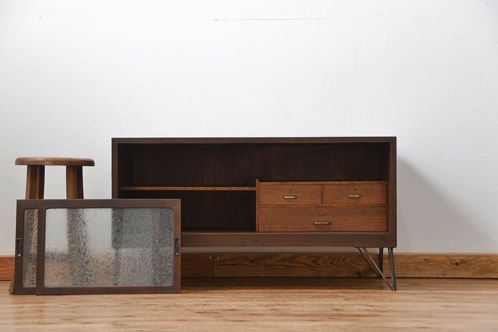 アンティーク家具　アンティーク 結霜ガラス入りの鉄脚ローボード(収納棚)