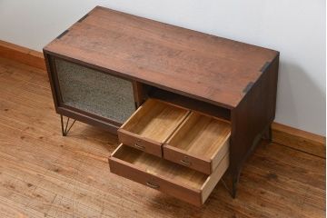 アンティーク家具　アンティーク 結霜ガラス入りの鉄脚ローボード(収納棚)