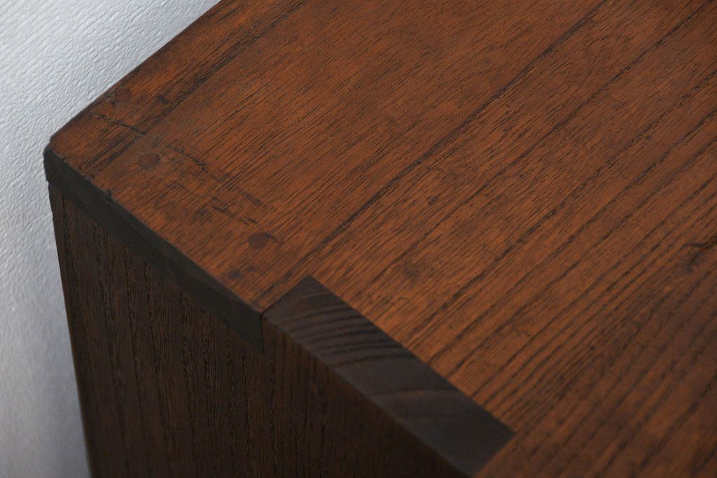 アンティーク家具　アンティーク 結霜ガラス入りの鉄脚ローボード(収納棚)