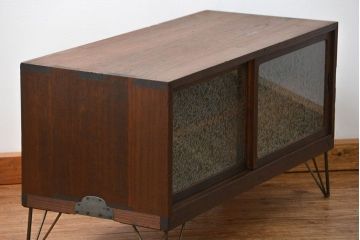 アンティーク家具　アンティーク 結霜ガラス入りの鉄脚ローボード(収納棚)