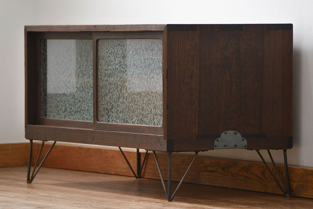 アンティーク家具　アンティーク 結霜ガラス入りの鉄脚ローボード(収納棚)