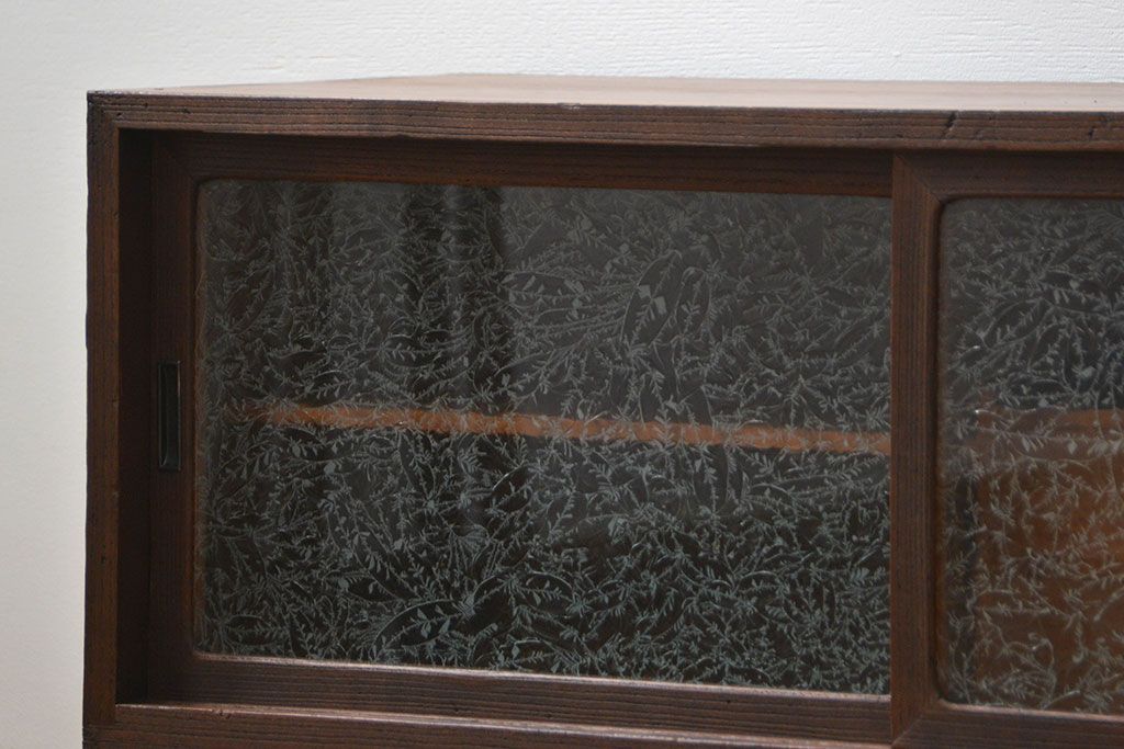 アンティーク家具　アンティーク 結霜ガラス入りの鉄脚ローボード(収納棚)