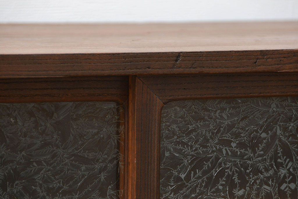 アンティーク家具　アンティーク 結霜ガラス入りの鉄脚ローボード(収納棚)