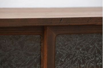 アンティーク家具　アンティーク 結霜ガラス入りの鉄脚ローボード(収納棚)