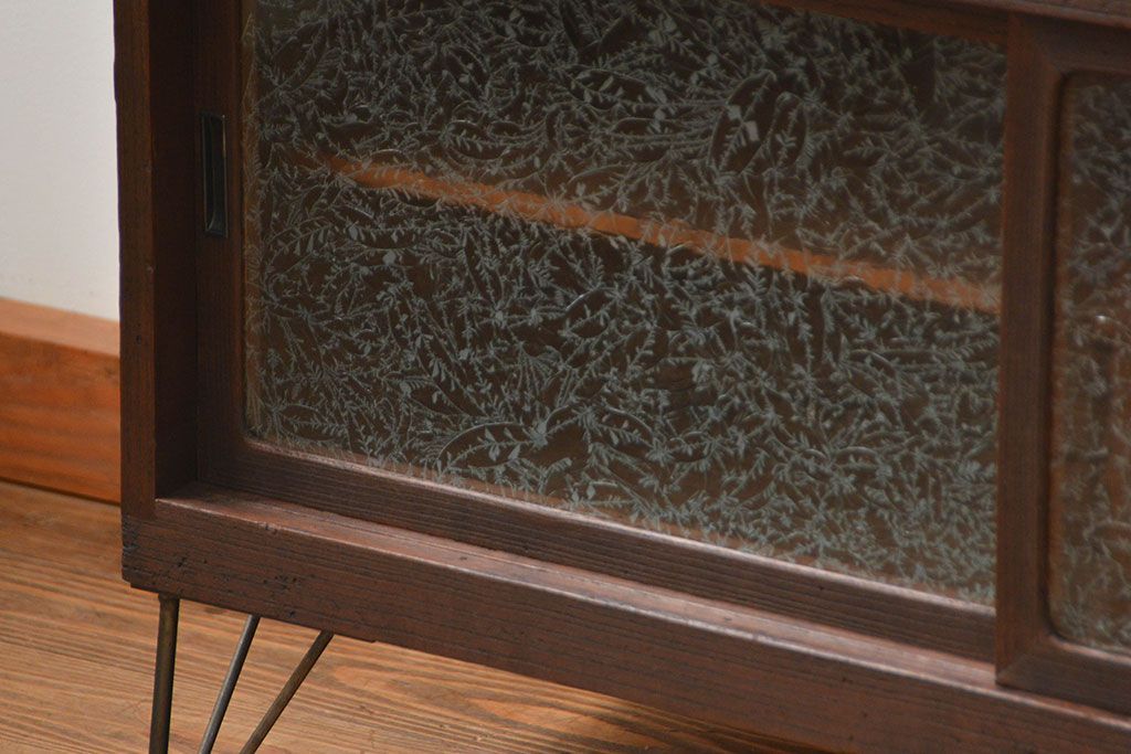 アンティーク家具　アンティーク 結霜ガラス入りの鉄脚ローボード(収納棚)