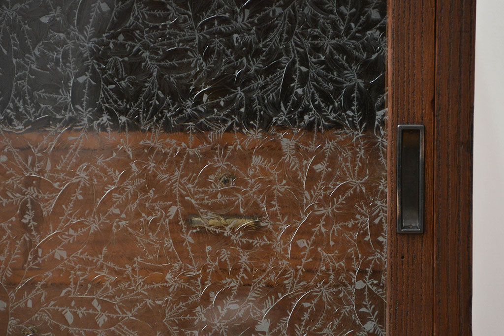 アンティーク家具　アンティーク 結霜ガラス入りの鉄脚ローボード(収納棚)