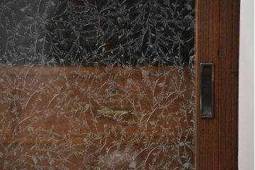 アンティーク家具　アンティーク 結霜ガラス入りの鉄脚ローボード(収納棚)