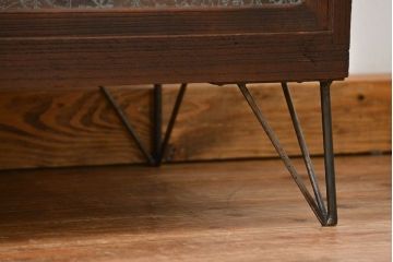 アンティーク家具　アンティーク 結霜ガラス入りの鉄脚ローボード(収納棚)