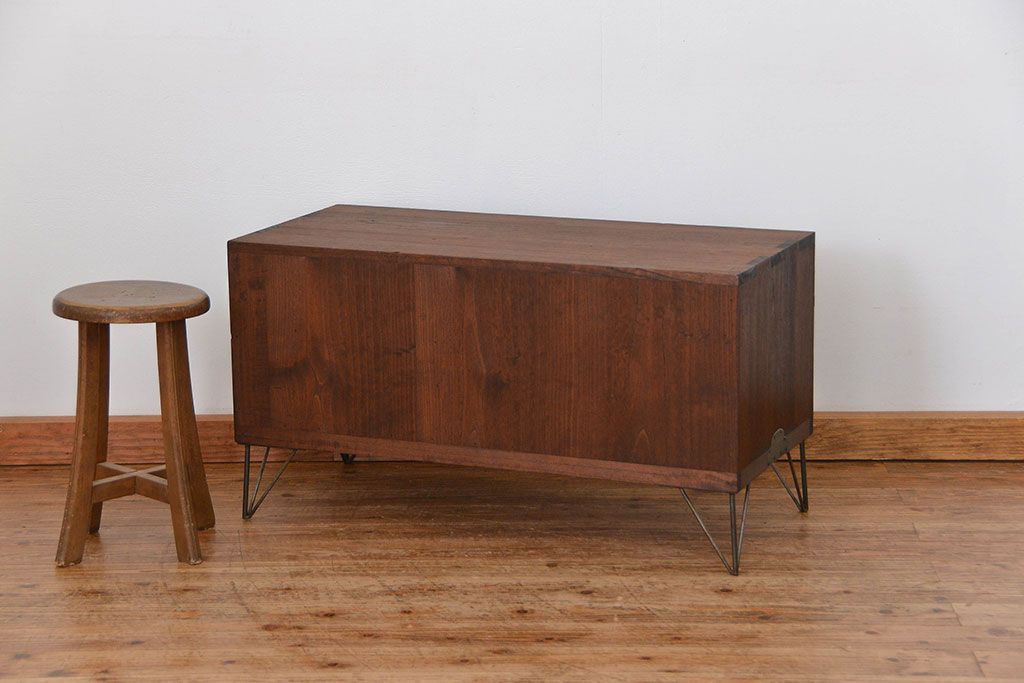 アンティーク家具　アンティーク 結霜ガラス入りの鉄脚ローボード(収納棚)