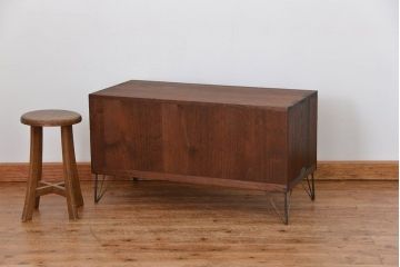 アンティーク家具　アンティーク 結霜ガラス入りの鉄脚ローボード(収納棚)