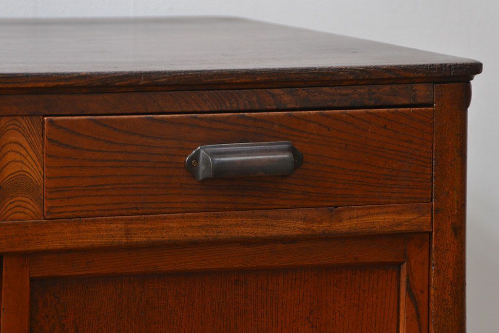 アンティーク家具　アンティーク 杢目の素晴らしい総欅材の脚付きカウンターテーブル(机、作業台)