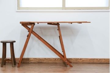 アンティーク雑貨　イギリスアンティーク 折り畳み式のアーム付きアイロン台