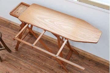 アンティーク雑貨　イギリスアンティーク 折り畳み式のアーム付きアイロン台