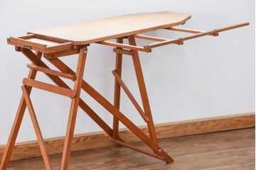 アンティーク雑貨　イギリスアンティーク 折り畳み式のアーム付きアイロン台