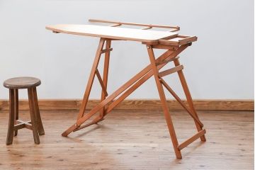 アンティーク雑貨　イギリスアンティーク 折り畳み式のアーム付きアイロン台