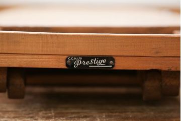 アンティーク雑貨　イギリスアンティーク 折り畳み式のアーム付きアイロン台