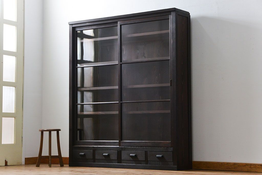 アンティーク家具　アンティーク 簡素な作りの大きな薄型収納棚(ガラスケース、飾り棚)