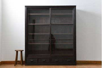 アンティーク家具　アンティーク 簡素な作りの大きな薄型収納棚(ガラスケース、飾り棚)
