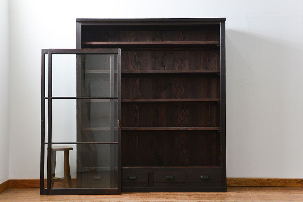 アンティーク家具　アンティーク 簡素な作りの大きな薄型収納棚(ガラスケース、飾り棚)
