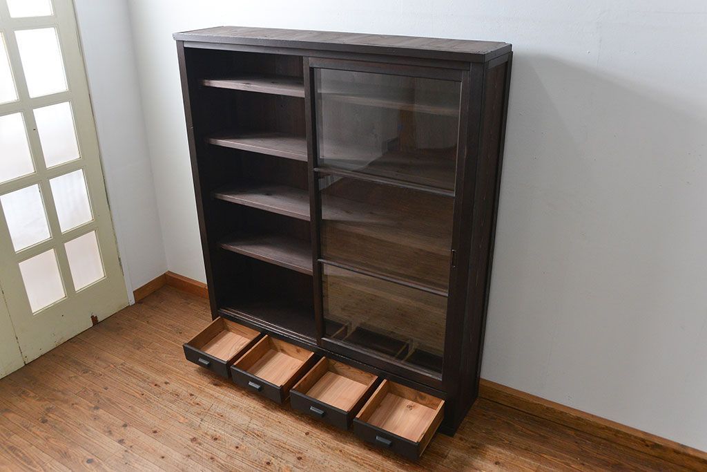 アンティーク家具　アンティーク 簡素な作りの大きな薄型収納棚(ガラスケース、飾り棚)