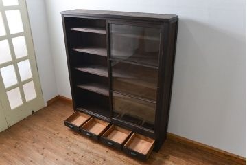 アンティーク家具　アンティーク 簡素な作りの大きな薄型収納棚(ガラスケース、飾り棚)